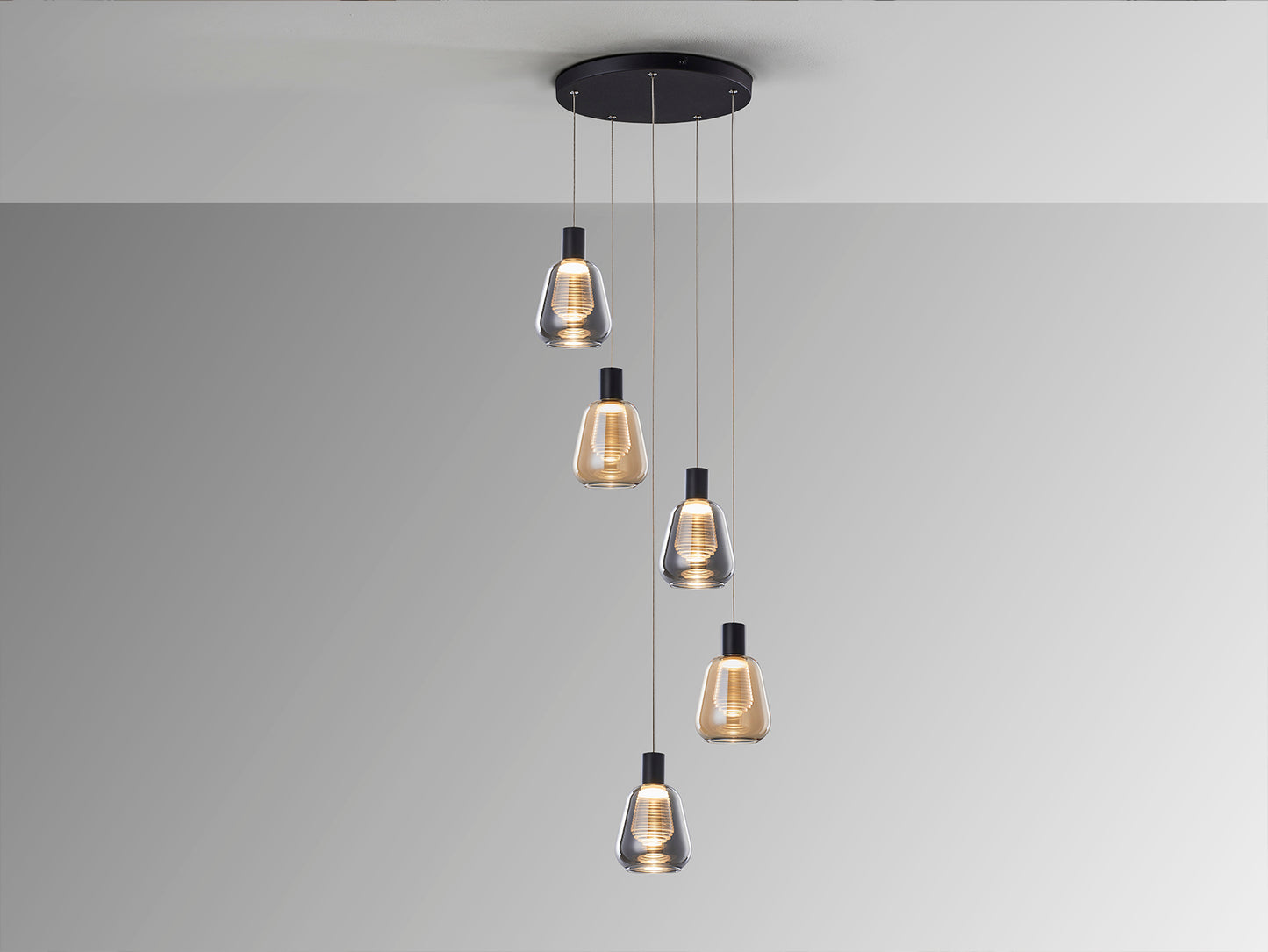 Lámpara de techo Carisa 5 luces negra y ámbar para comedor o salón (Schuller 343051) con LED integrado, diseño contemporáneo, metal y cristal. Regulable en altura, ideal para iluminación colgante.