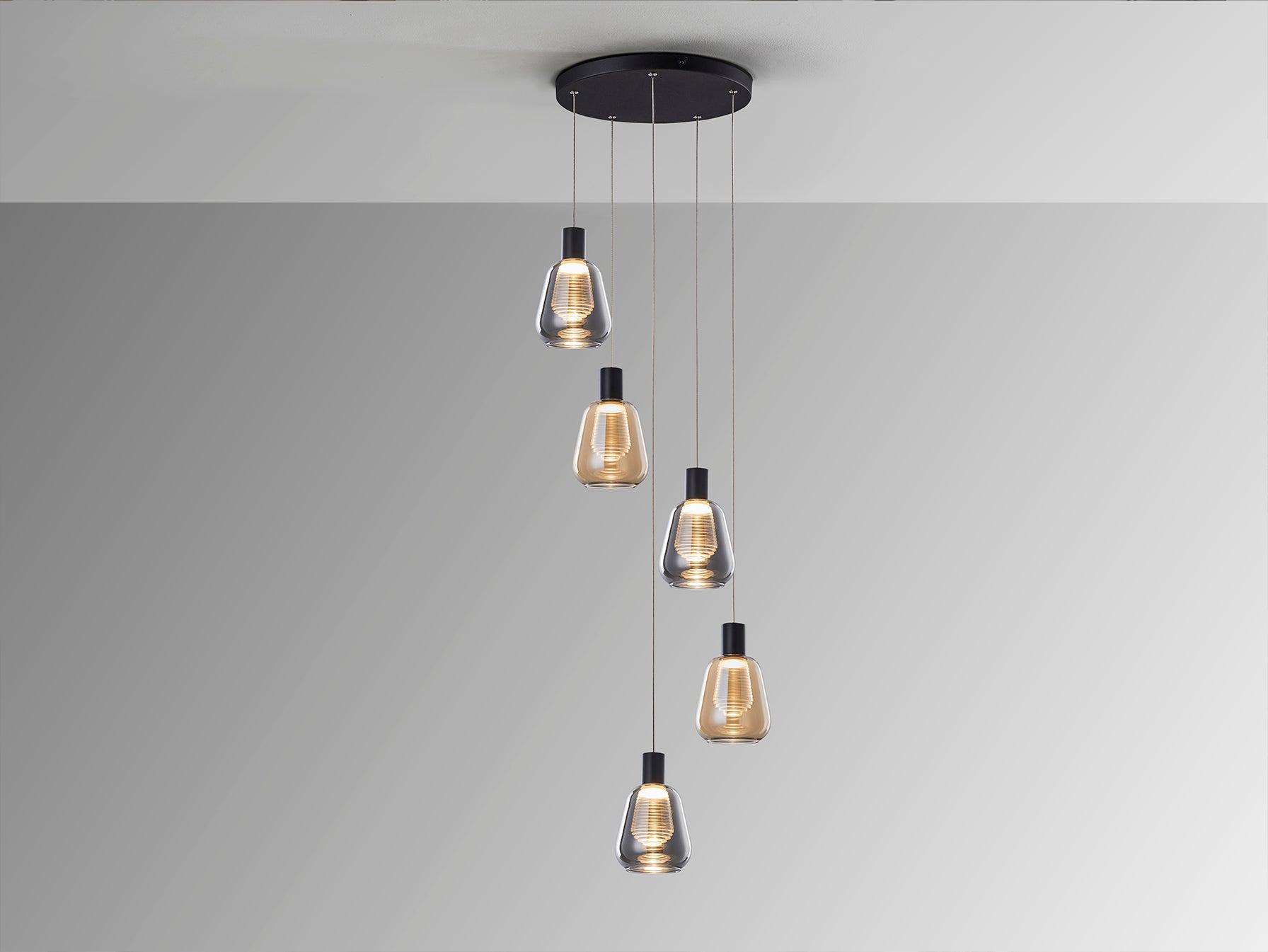 Lámpara de techo Carisa 5 luces negra y ámbar para comedor o salón (Schuller 343051) con LED integrado, diseño contemporáneo, metal y cristal. Regulable en altura, ideal para iluminación colgante.