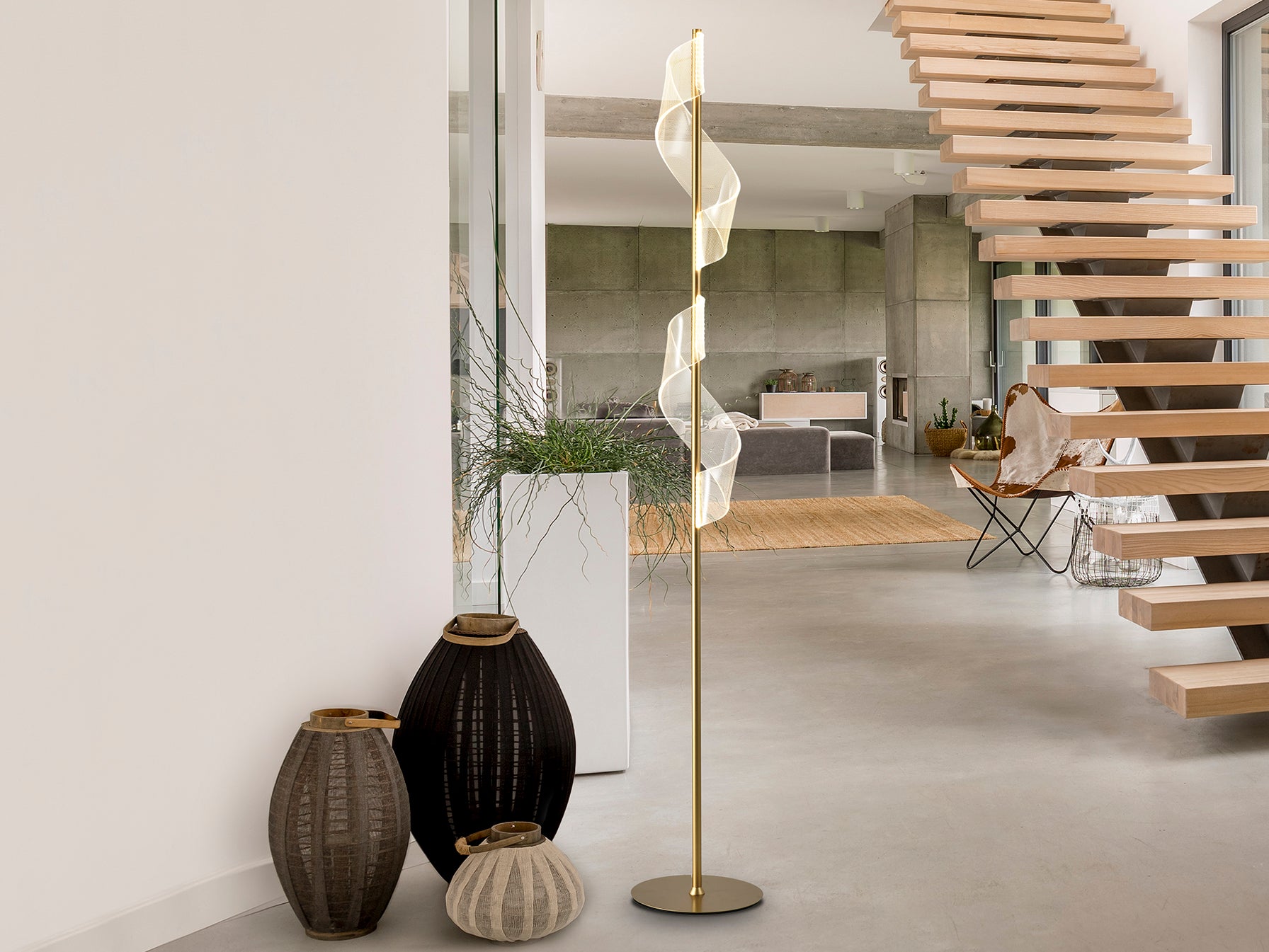 Lámpara de pie VELAS oro mate con diseño moderno y LED de Schuller, ideal para salón. Fabricada en aluminio y metal. Modelo 351126.