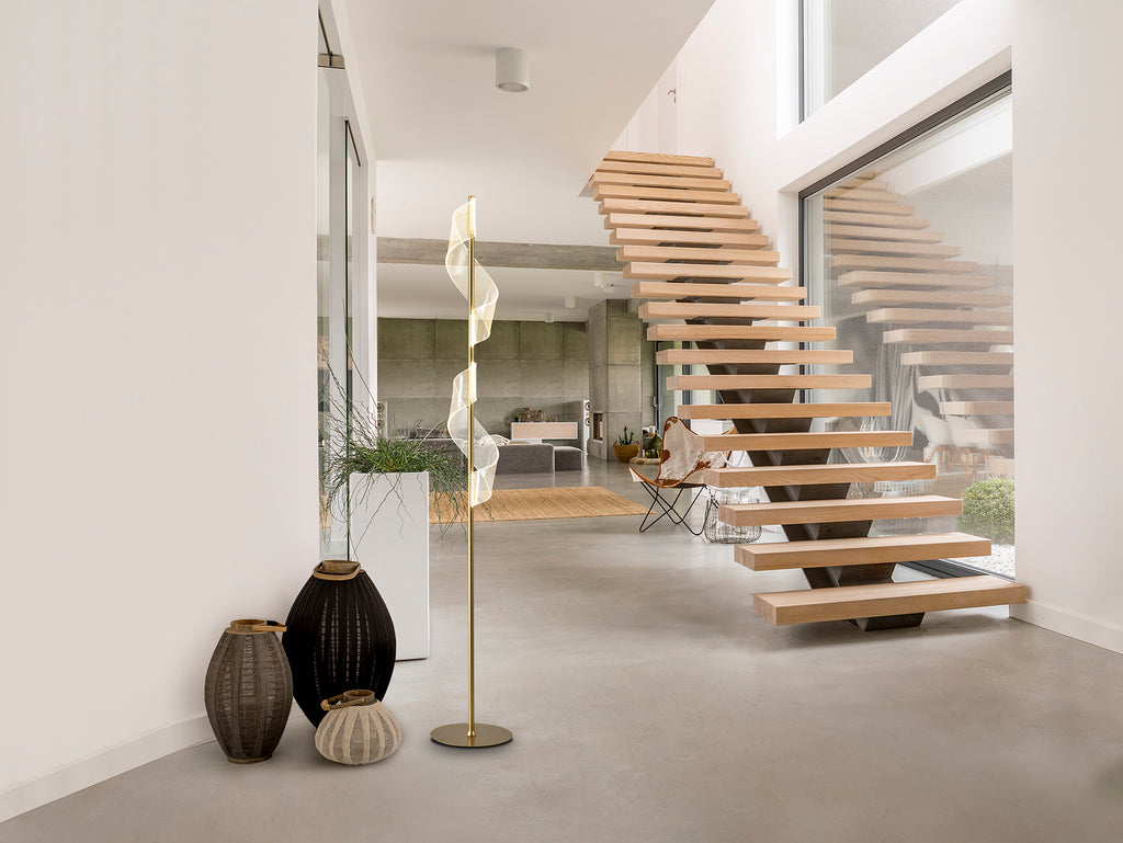 Lámpara de pie VELAS oro mate de diseño moderno con tecnología LED, fabricada en aluminio y metal por Schuller, ideal para salón.