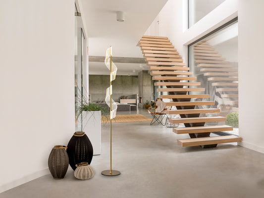 Lámpara de pie VELAS oro mate de diseño moderno con tecnología LED, fabricada en aluminio y metal por Schuller, ideal para salón.