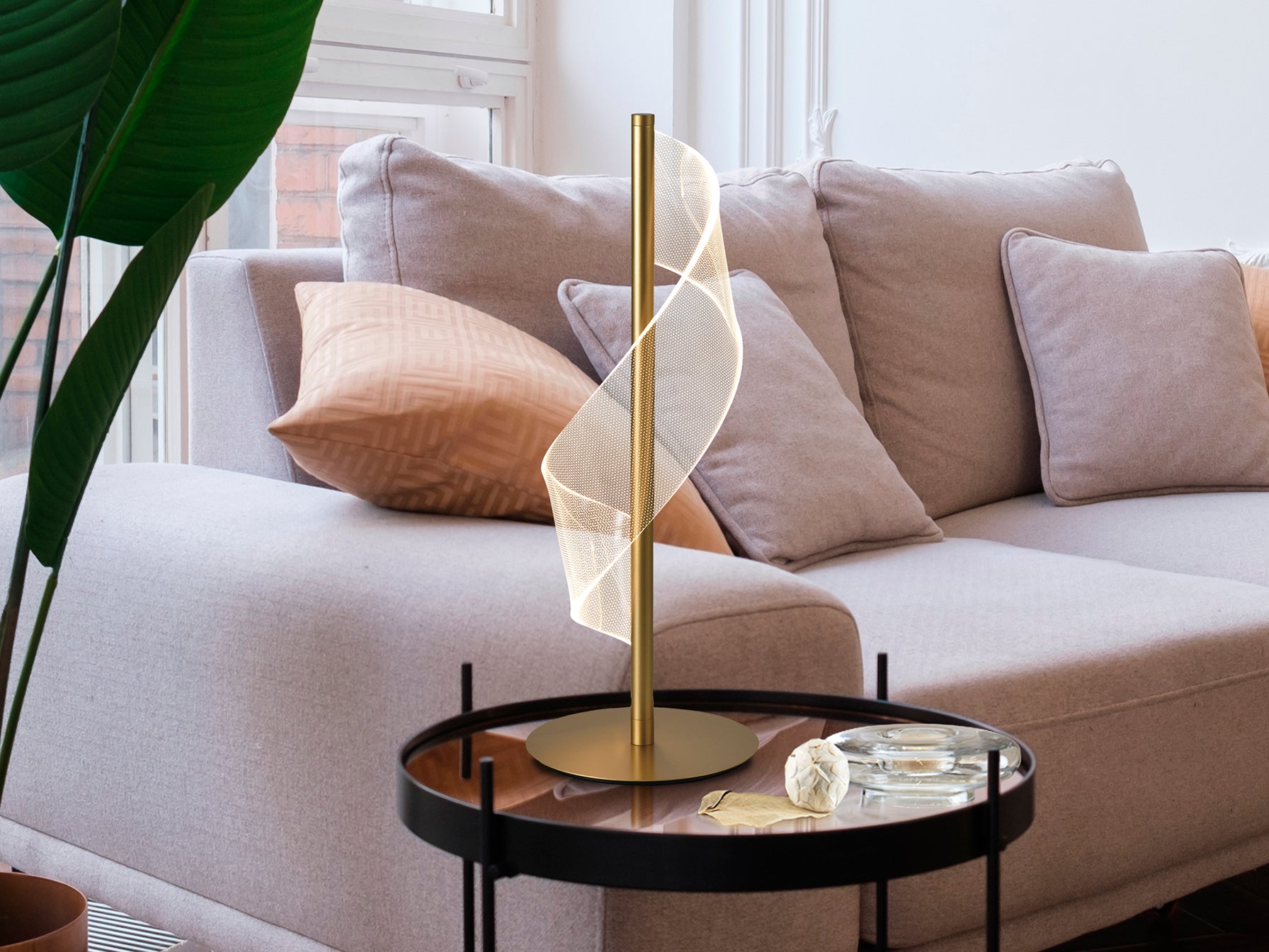 Lámpara de sobremesa Velas oro mate Schuller 351287, diseño moderno con LED, ideal para dormitorio y salón. Fabricada en metal con acabado en oro mate.