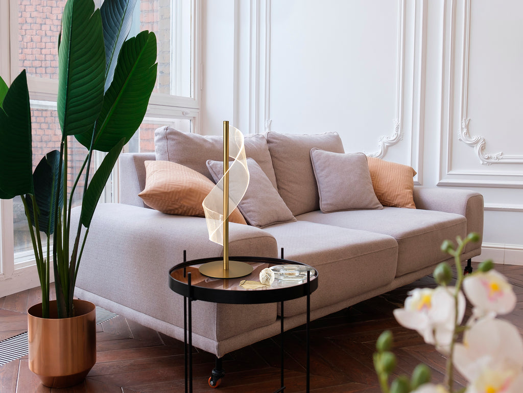 Lámpara de sobremesa Velas oro mate Schuller 351287: diseño moderno con LED, ideal para dormitorio y salón. Fabricada en metal con acabado oro mate.