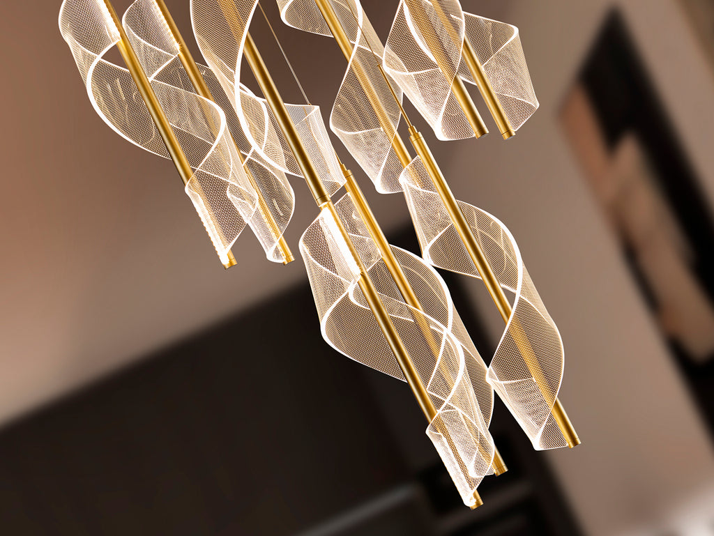 Lámpara de techo VELAS oro mate de Schuller en salón moderno con diseño de lujo, aluminio y metacrilato, dimmable, ideal para iluminación contemporánea.