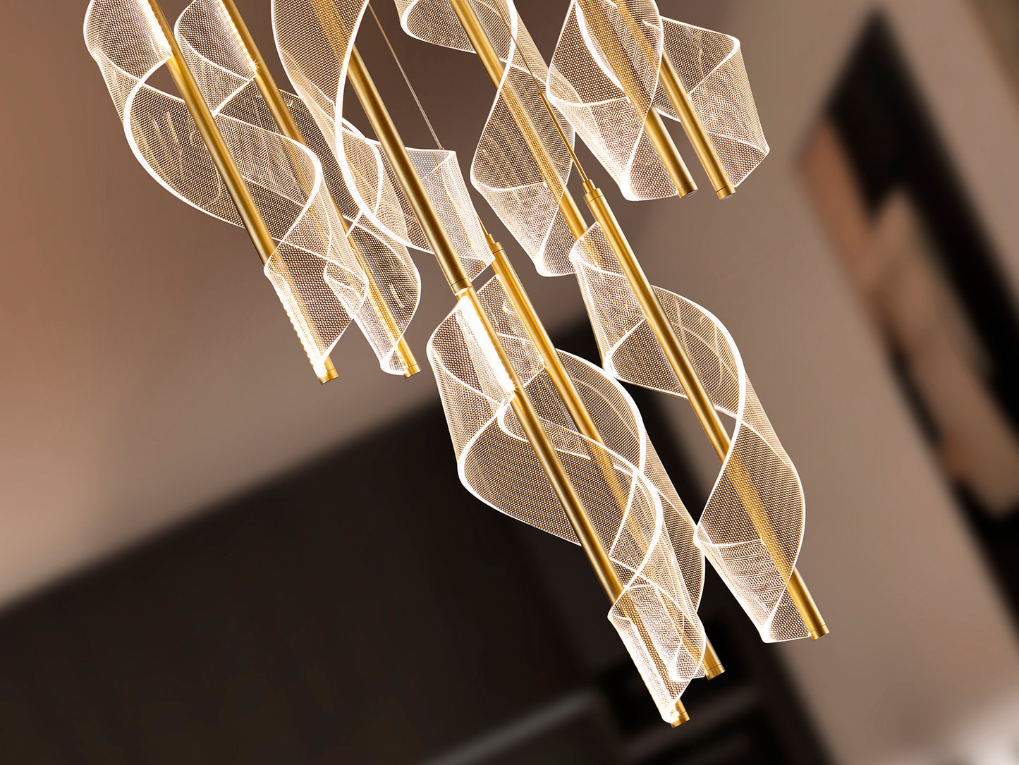 Lámpara de techo VELAS oro mate de Schuller en salón moderno con diseño de lujo, aluminio y metacrilato, dimmable, ideal para iluminación contemporánea.