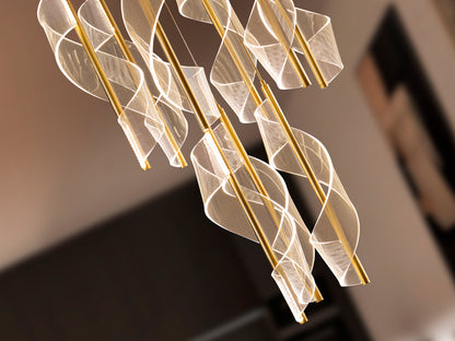 Lámpara de techo VELAS oro mate de Schuller en salón moderno con diseño de lujo, aluminio y metacrilato, dimmable, ideal para iluminación contemporánea.