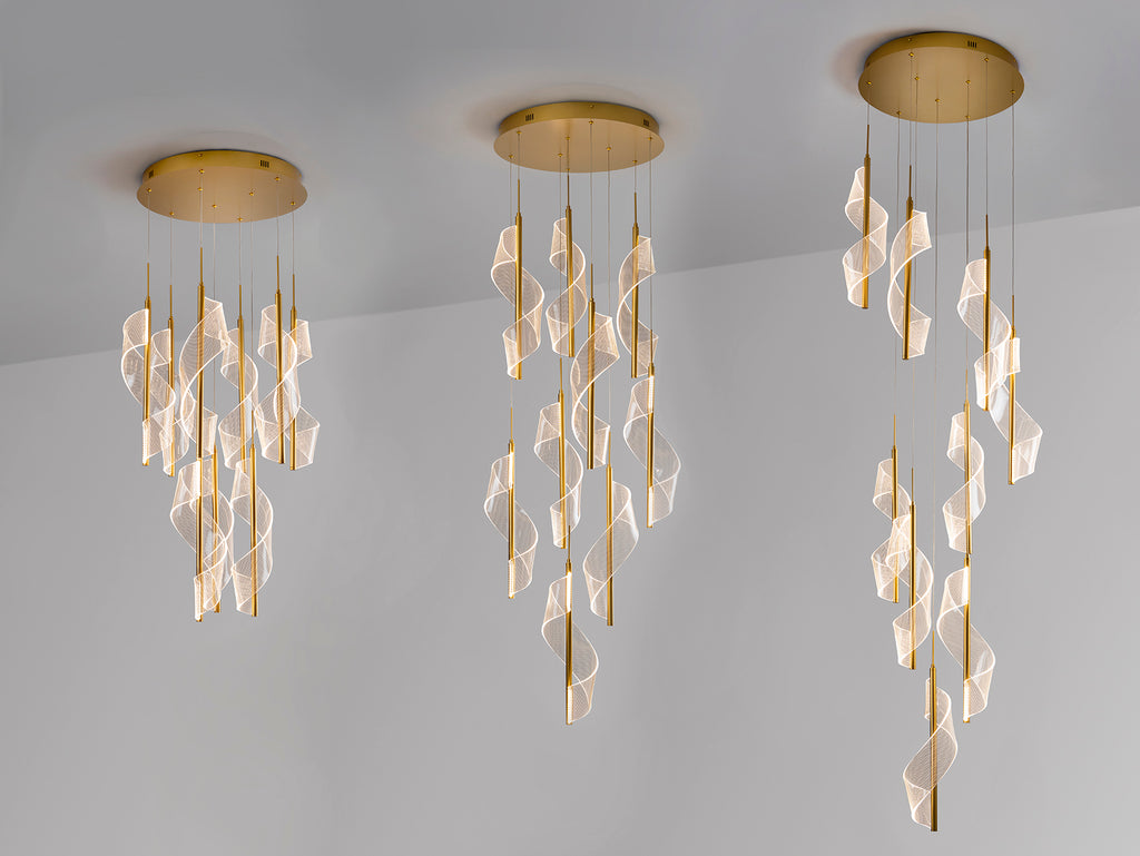 Lámpara de techo VELAS oro mate de Schuller en salón, diseño moderno con estructura de aluminio y metacrilato, dimmable, ideal para iluminación de lujo contemporáneo.