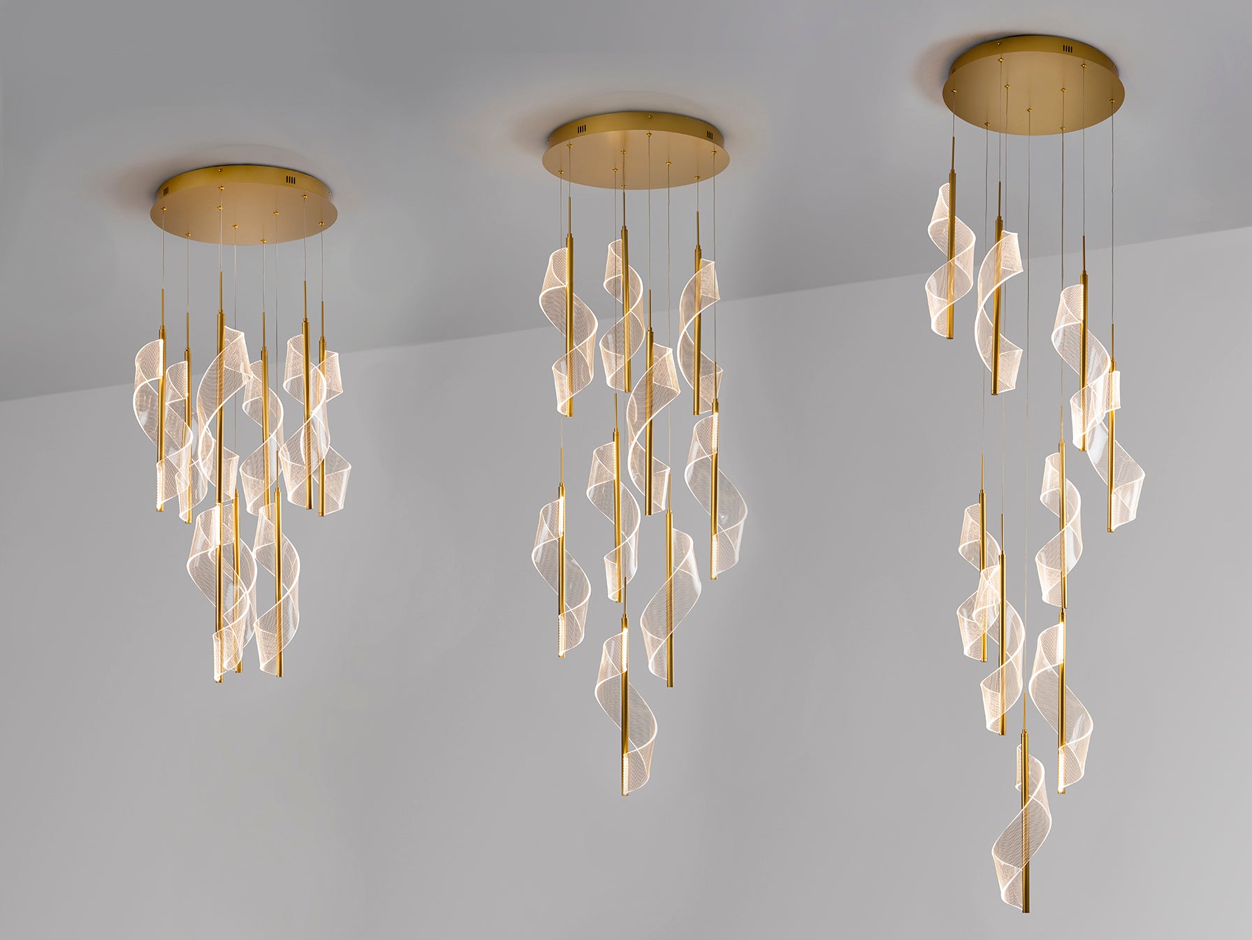 Lámpara de techo VELAS oro mate de Schuller en salón, diseño moderno con estructura de aluminio y metacrilato, dimmable, ideal para iluminación de lujo contemporáneo.