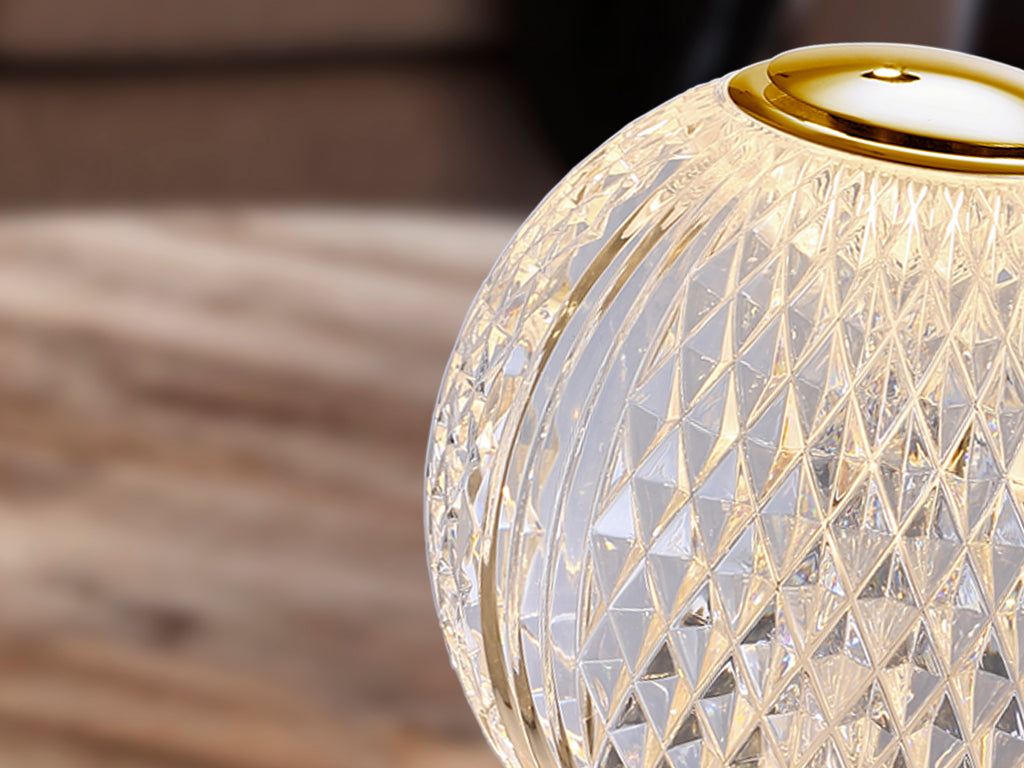 Lámpara de sobremesa Austral 1L oro transparente Schuller, diseño moderno con LED y estilo glam para salón. Recargable y parte de la colección Austral.