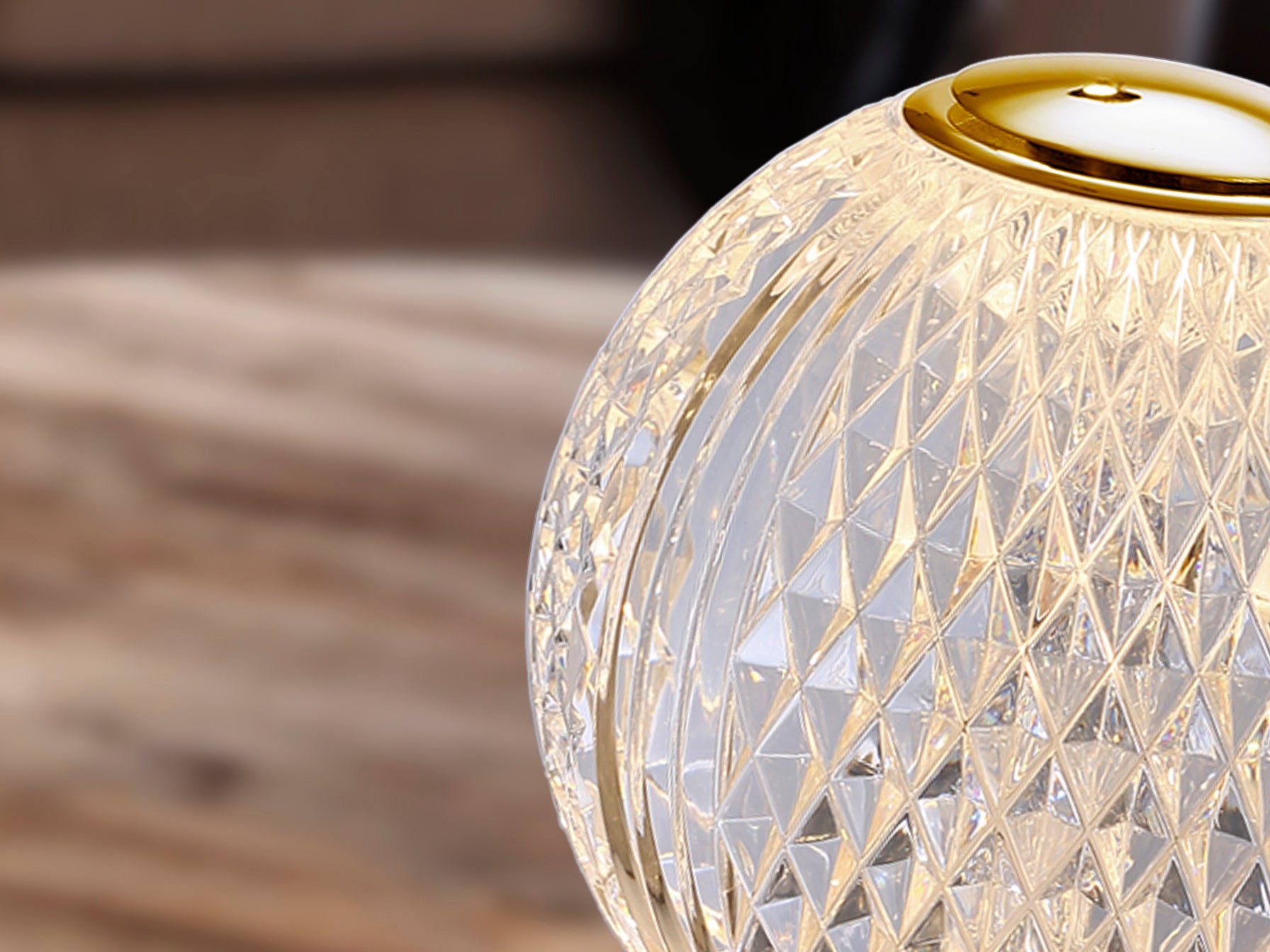 Lámpara de sobremesa Austral 1L oro transparente Schuller, diseño moderno con LED y estilo glam para salón. Recargable y parte de la colección Austral.