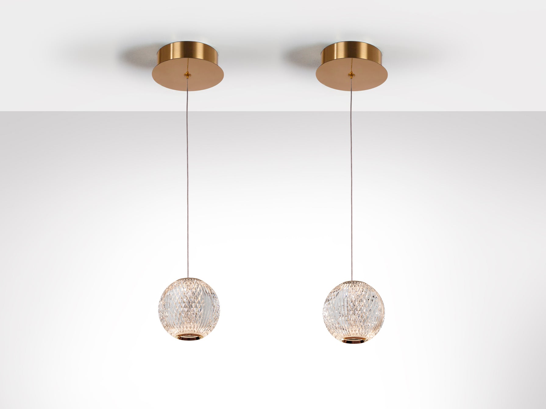 Lámpara de techo Austral oro de Schuller (354004) en metal y LED, diseño moderno para comedor o salón, con detalles transparentes.