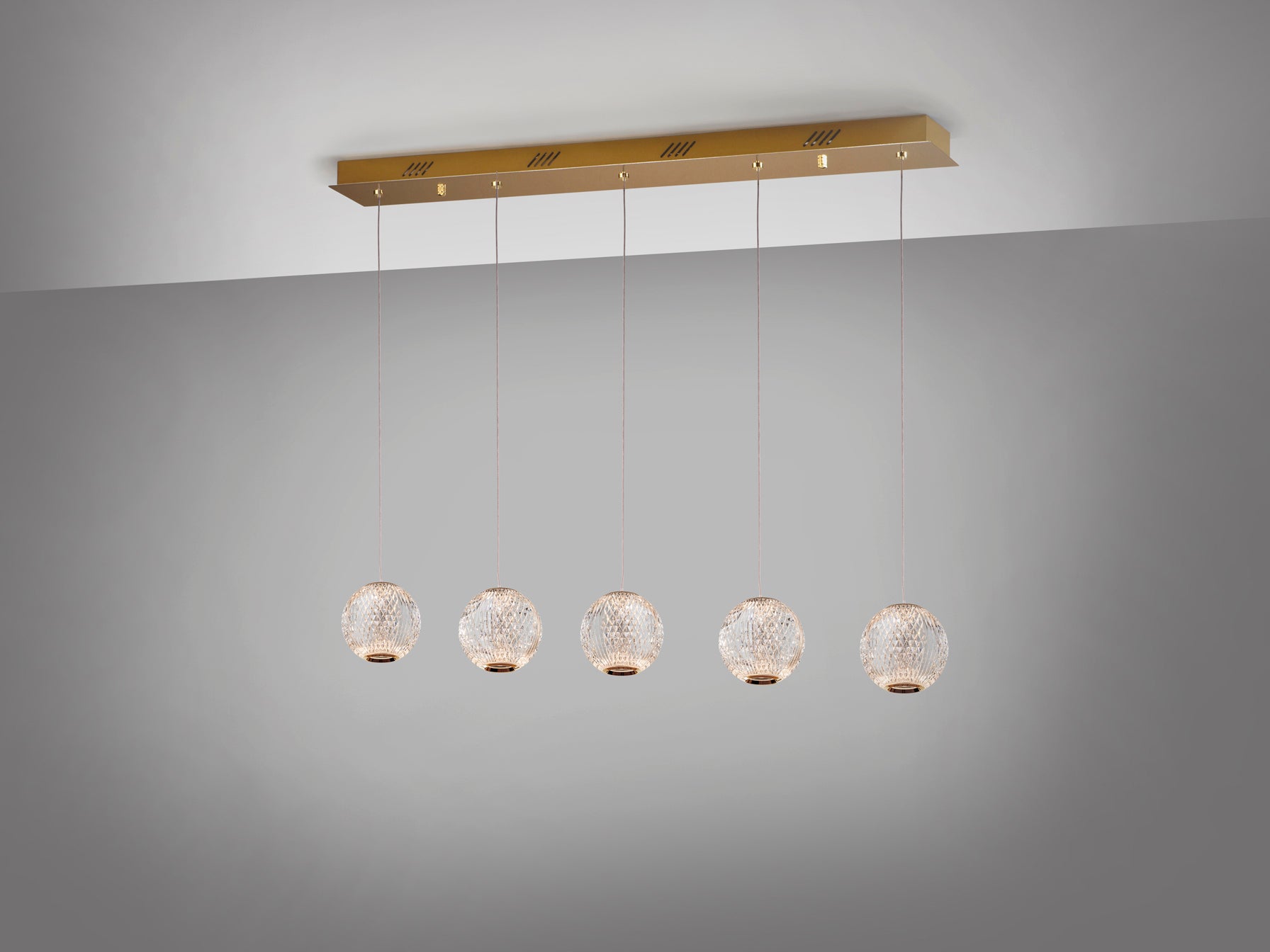 Lámpara de techo AUSTRAL oro de 5 luces para comedor o salón, diseño moderno y elegante con detalles en acrílico y metal dorado de la marca Schuller. Iluminación LED, ideal para ambientes contemporáneos y de lujo. Modelo 354264.