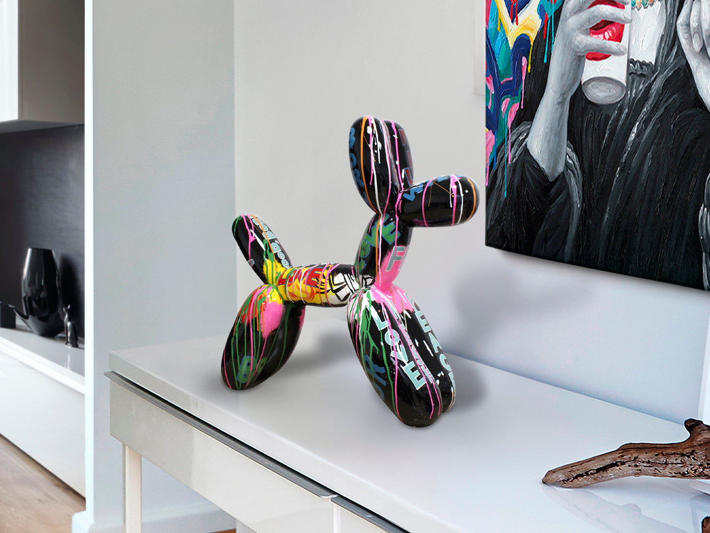 Figura decorativa Balloon Dog grafiti de Schuller en poliresina: diseño moderno y urbano, ideal para salón y oficina.
