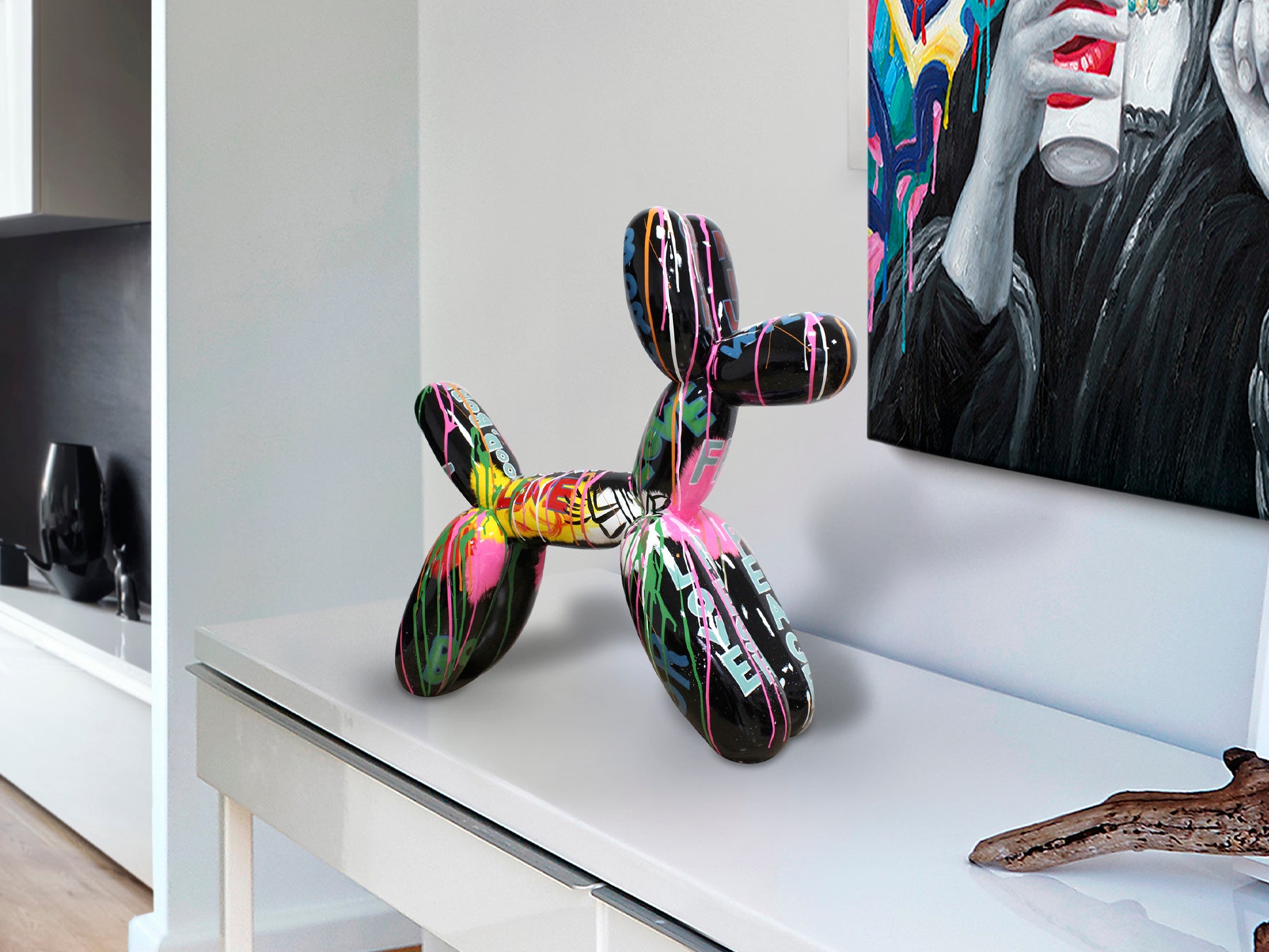 Figura decorativa Balloon Dog grafiti de Schuller en poliresina: diseño moderno y urbano, ideal para salón y oficina.