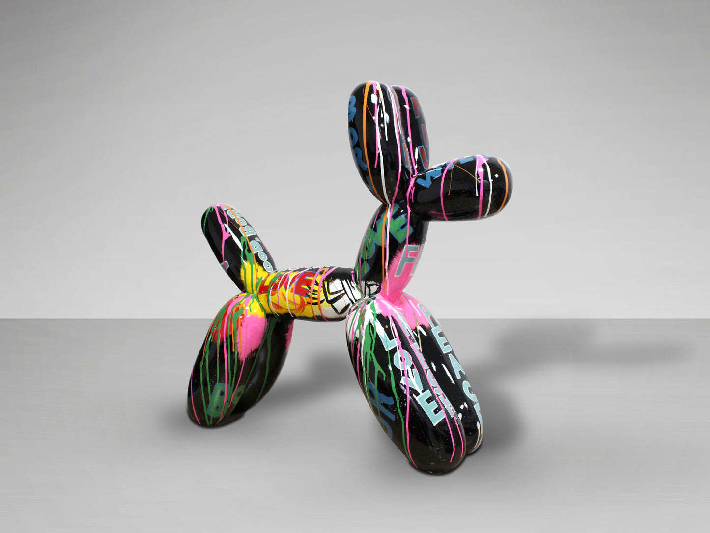 Figura decorativa Perro Balloon Dog Grafiti Schuller 356640 - Diseño moderno pop art para salón y oficina, fabricada en poliresina con estilo urbano.