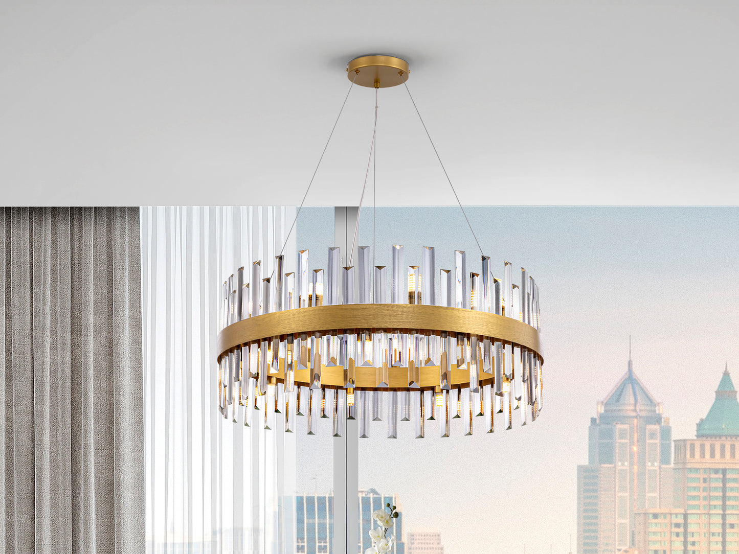 Lámpara de techo Grace 18L oro Schuller colgando en comedor contemporáneo, con detalles de cristal y diseño de lujo.