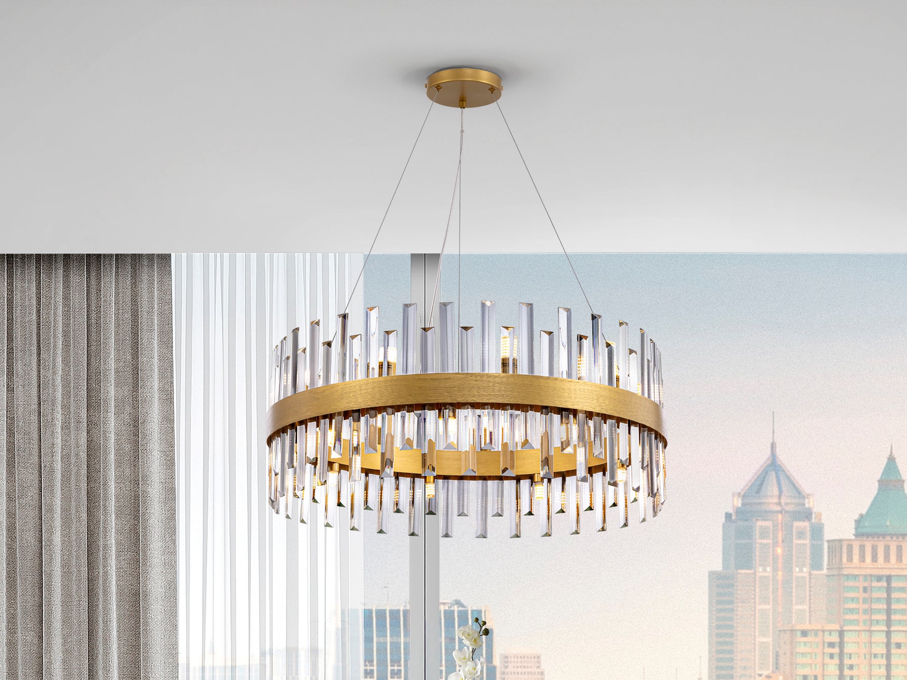 Lámpara de techo Grace 18L oro Schuller colgando en comedor contemporáneo, con detalles de cristal y diseño de lujo.