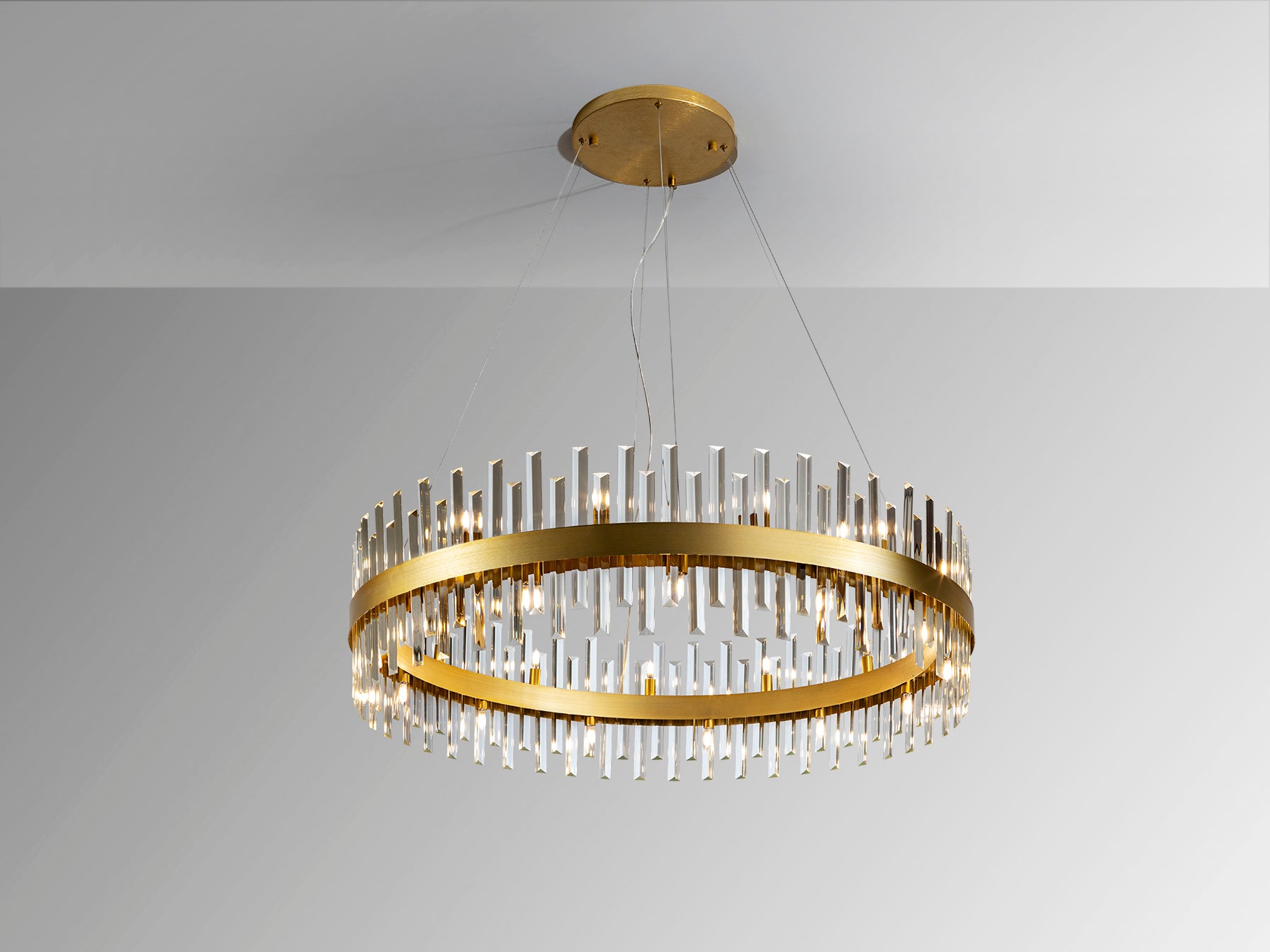 Lámpara de techo Grace 26 luces oro con cristales transparentes, estilo moderno y glam de Schuller.