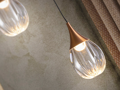 Lámpara colgante Corina negro cobre de Schuller, ideal para comedor y salón. Diseño moderno e industrial con detalles en metal y cobre, pantalla de acrílico transparente. Iluminación nórdica. Modelo 403467.