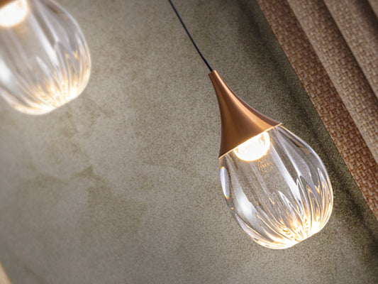 Lámpara colgante Corina negro cobre de Schuller, ideal para comedor y salón. Diseño moderno e industrial con detalles en metal y cobre, pantalla de acrílico transparente. Iluminación nórdica. Modelo 403467.