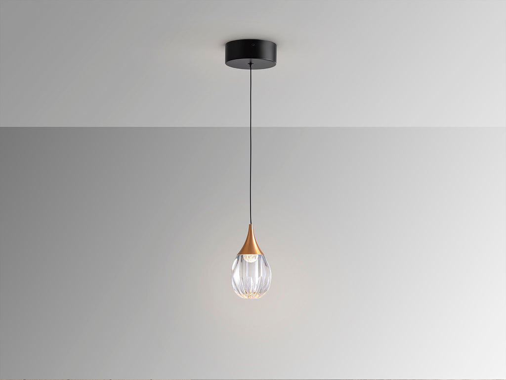 Lámpara colgante Corina negro cobre de Schuller en comedor moderno: diseño industrial con metal, acrílico y estilo nórdico.