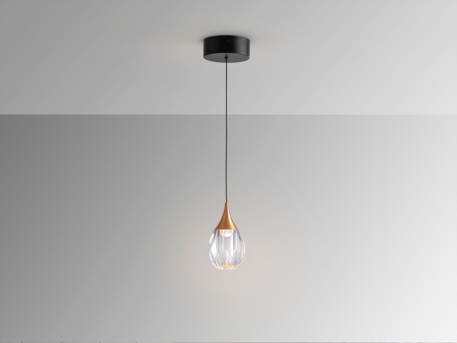 Lámpara colgante Corina negro cobre de Schuller en comedor moderno: diseño industrial con metal, acrílico y estilo nórdico.