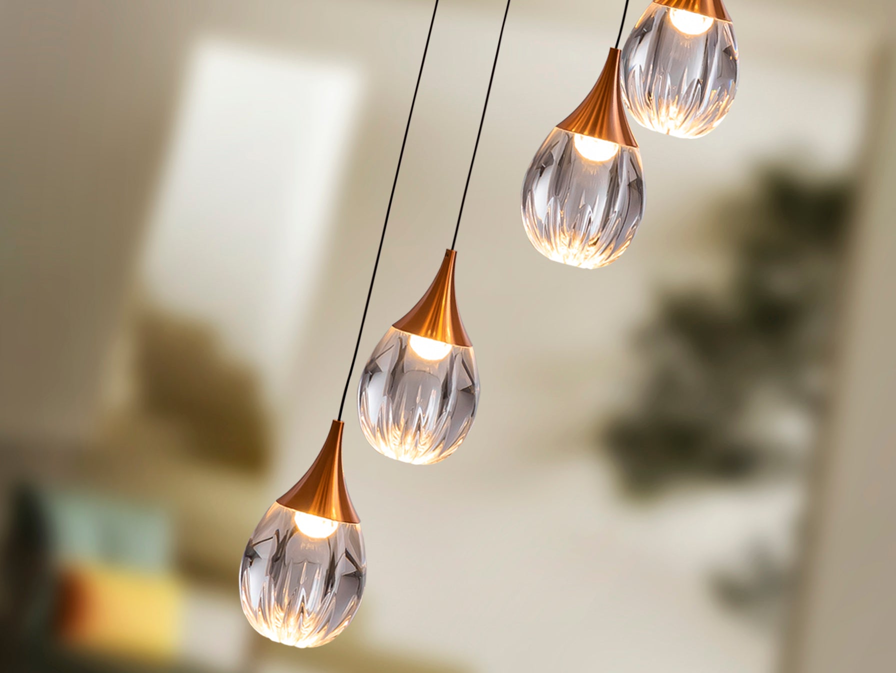 Lámpara de techo CORINA negro-cobre de diseño moderno y estilo industrial-chic, ideal para comedor o salón. Fabricada con metal, acrílico y detalles en cobre. Incluye LED dimable. Marca Schuller.