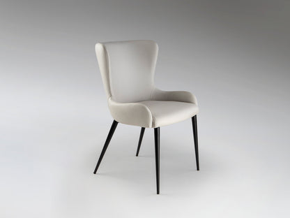 Silla Telma blanco hueso de Schuller en comedor o despacho, con estructura de metal negro mate y tapizado textil. Diseño moderno y elegante.