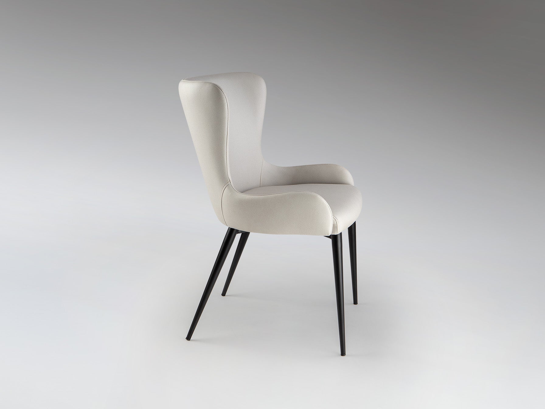 Silla Telma Blanco Hueso Schuller, diseño moderno para comedor o despacho, con estructura de metal negro mate y tapizado textil.