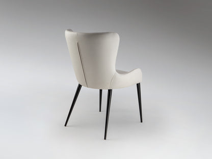 Silla Telma blanco hueso de Schuller en comedor o despacho, con estructura de metal negro mate y tapizado textil moderno.
