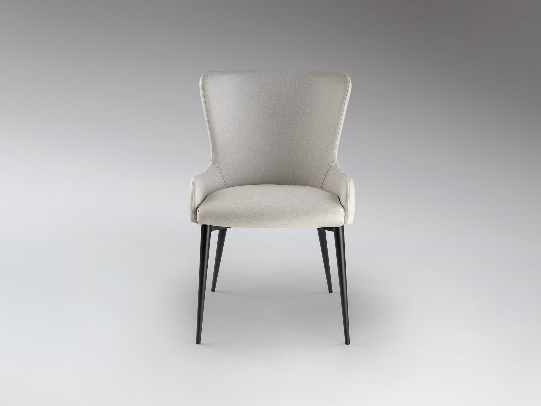 Silla Telma Blanco Hueso Schuller - Diseño moderno para comedor o despacho con estructura de metal negro mate y tapizado textil.