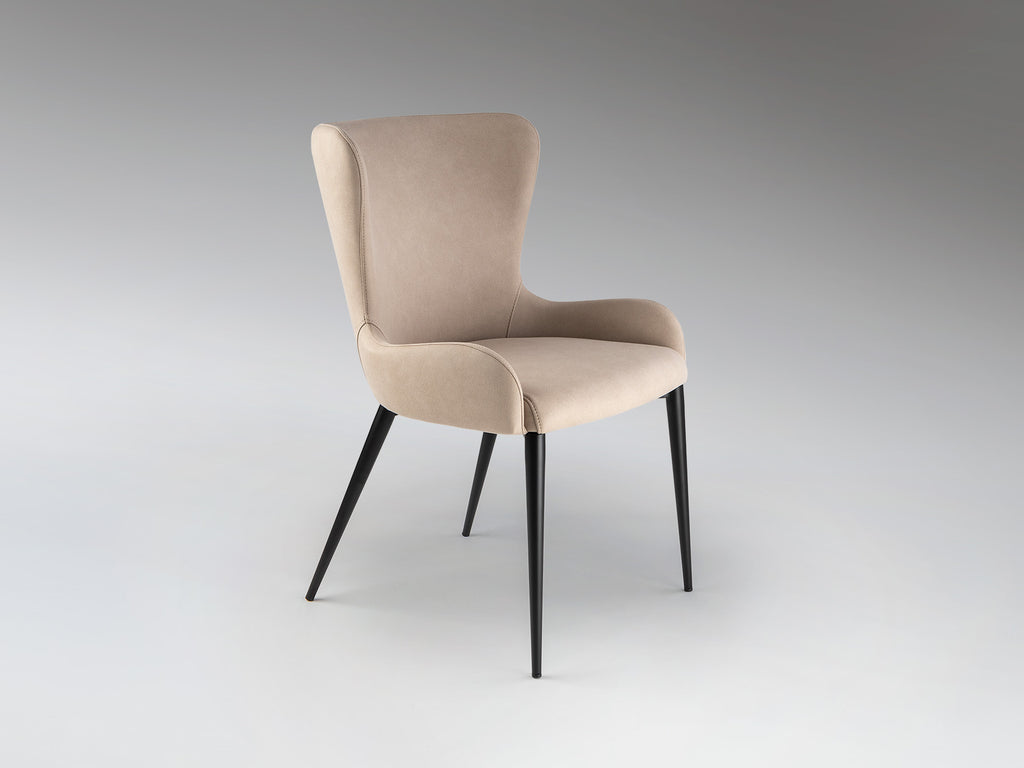 Silla Telma Beige de Schuller para comedor o despacho, diseño minimalista y moderno con estructura de metal negro y estilo nórdico.