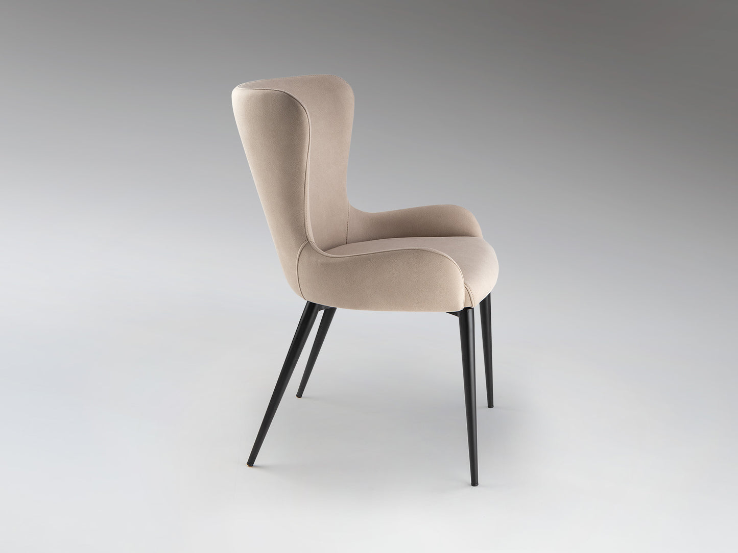 Silla Telma beige de Schuller en comedor o despacho. Diseño minimalista y moderno con estructura de metal negro y asiento textil. Ideal para decoración nórdica. Modelo 408530.