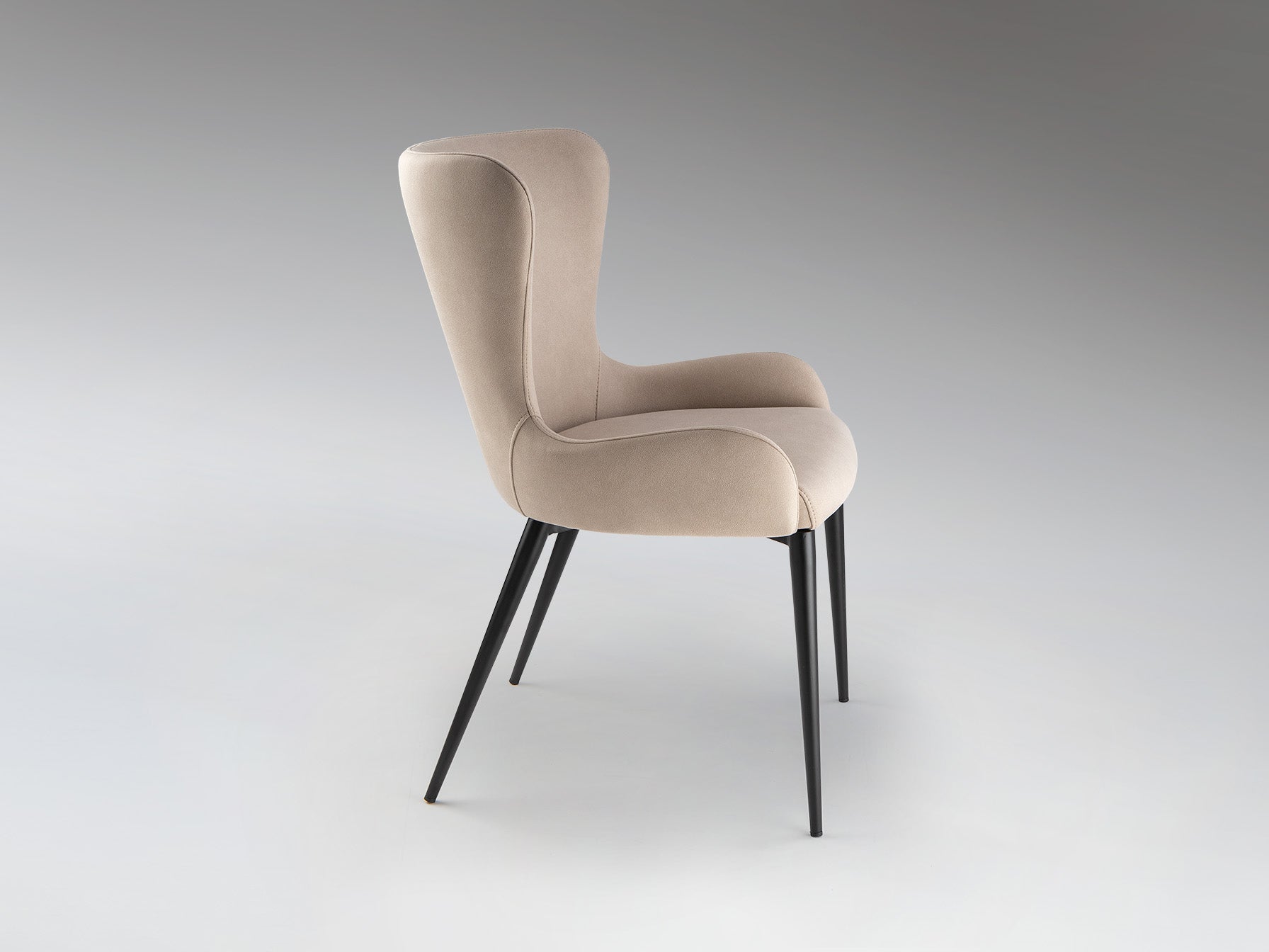 Silla Telma beige de Schuller en comedor o despacho. Diseño minimalista y moderno con estructura de metal negro y asiento textil. Ideal para decoración nórdica. Modelo 408530.