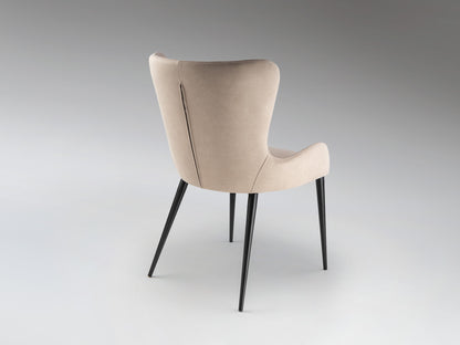 Silla Telma beige de Schuller en comedor moderno y minimalista con estructura de metal negro y diseño nórdico textil para despacho. Modelo 408530.