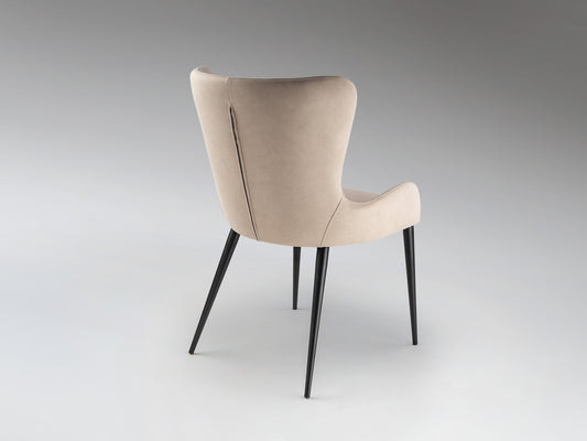 Silla Telma beige de Schuller en comedor moderno y minimalista con estructura de metal negro y diseño nórdico textil para despacho. Modelo 408530.