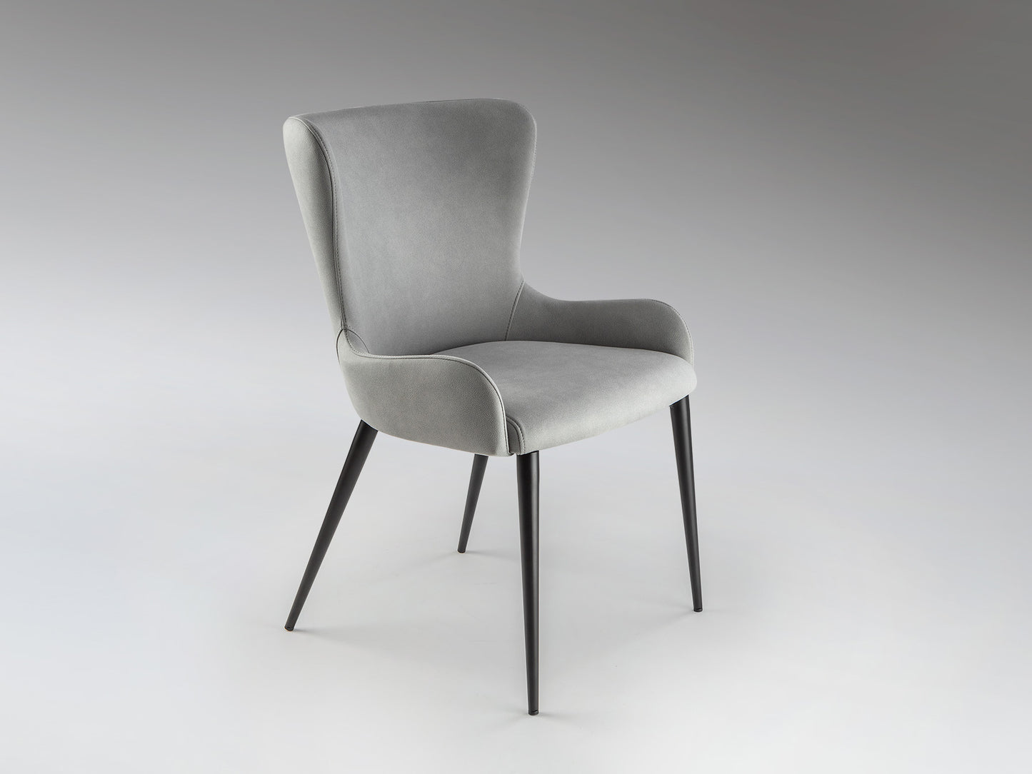 Silla Telma Gris Claro de diseño nórdico con estructura de metal negro mate y tapizado. Ideal como silla de comedor moderna. Marca Schuller.