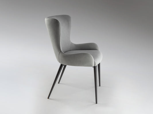 Silla Telma Gris Claro Schuller, diseño nórdico con tapizado, patas de metal negro mate, ideal para comedor moderno.