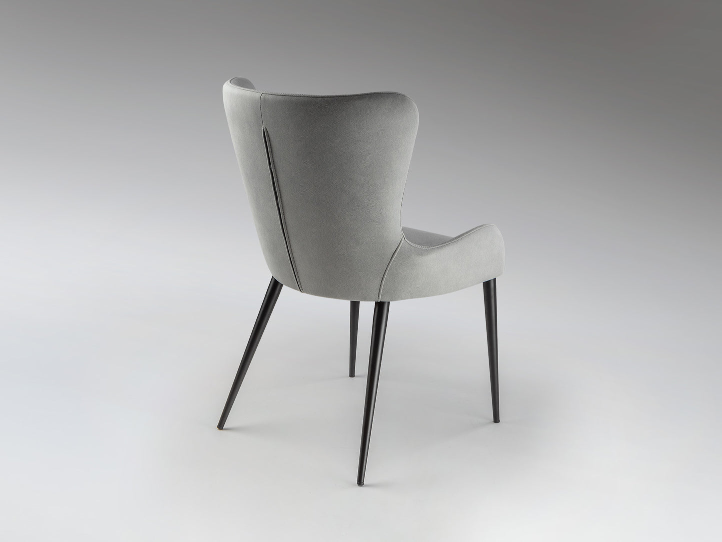 Silla Telma Gris Claro Schuller - Diseño Nórdico, tapizado, metal negro mate.