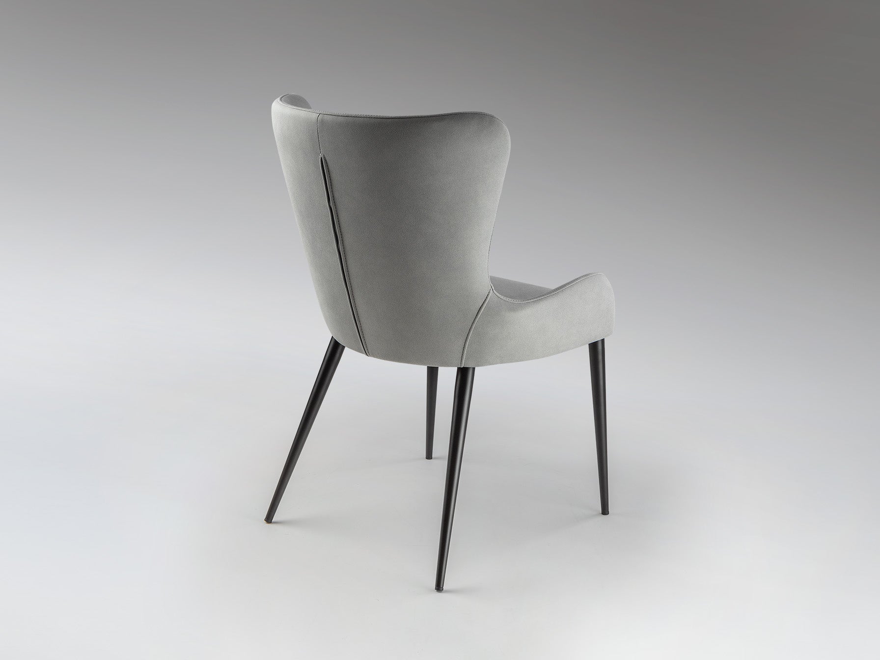 Silla Telma Gris Claro Schuller - Diseño Nórdico, tapizado, metal negro mate.