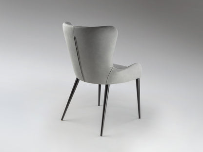 Silla Telma Gris Claro Schuller - Diseño Nórdico, tapizado, metal negro mate.