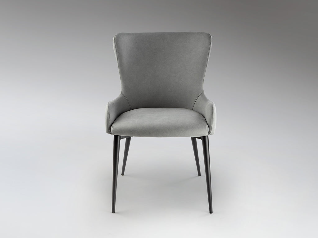 Silla Telma gris claro de diseño nórdico con estructura de metal negro mate y tapizado. Ideal para comedor moderno. Schuller 408547.