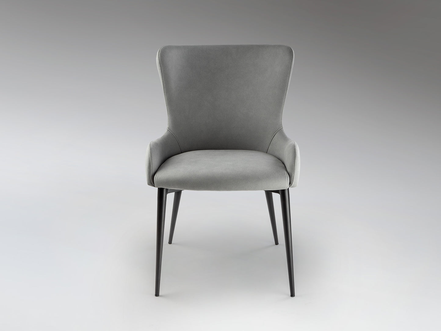 Silla Telma gris claro de diseño nórdico con estructura de metal negro mate y tapizado. Ideal para comedor moderno. Schuller 408547.