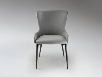 Silla Telma gris claro de diseño nórdico con estructura de metal negro mate y tapizado. Ideal para comedor moderno. Schuller 408547.