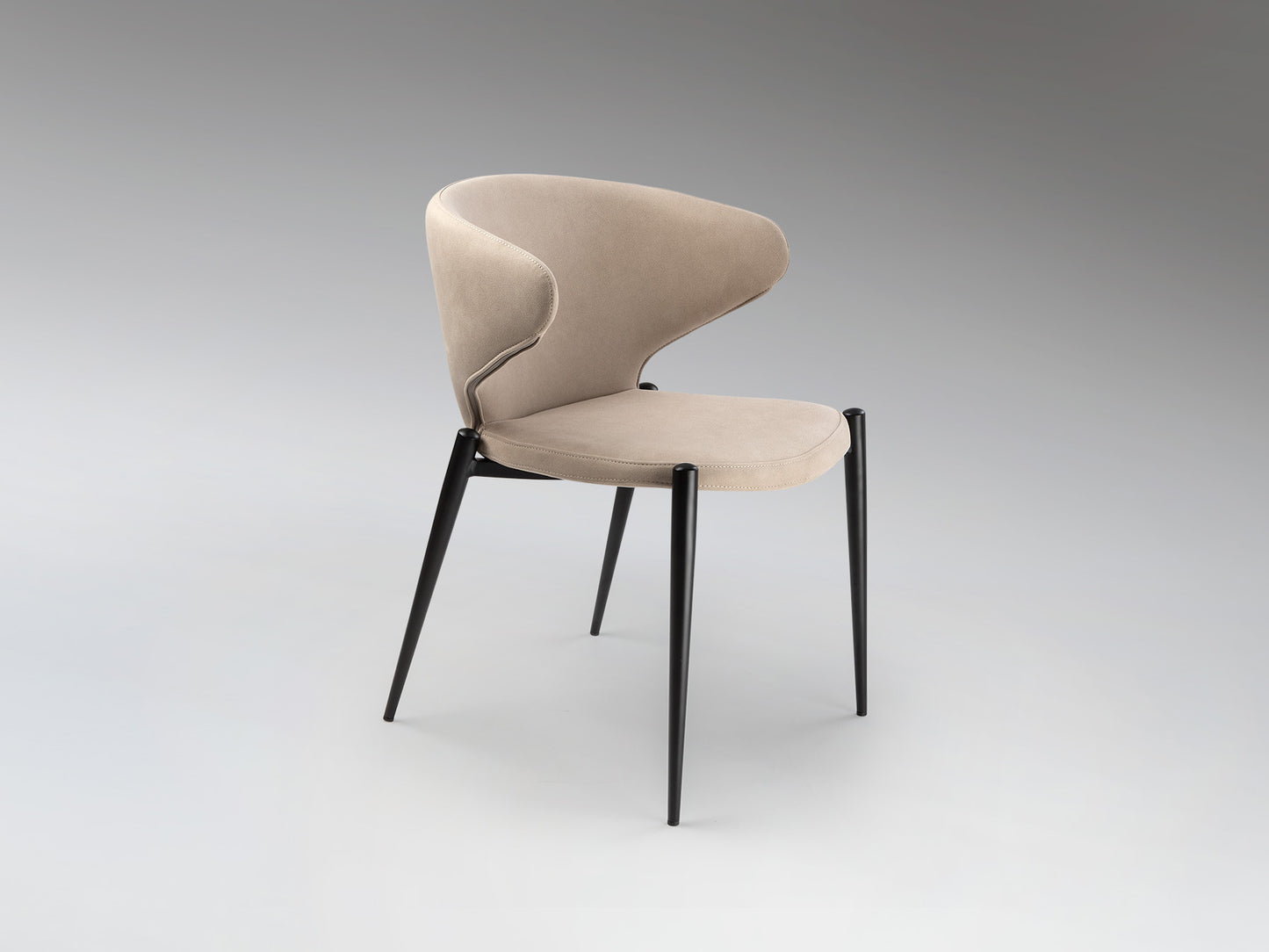 Silla Alize Negro y Beis Schuller en comedor moderno con diseño industrial, tapizada en textil beis y detalles negros. (Colección Alize, modelo 408608)