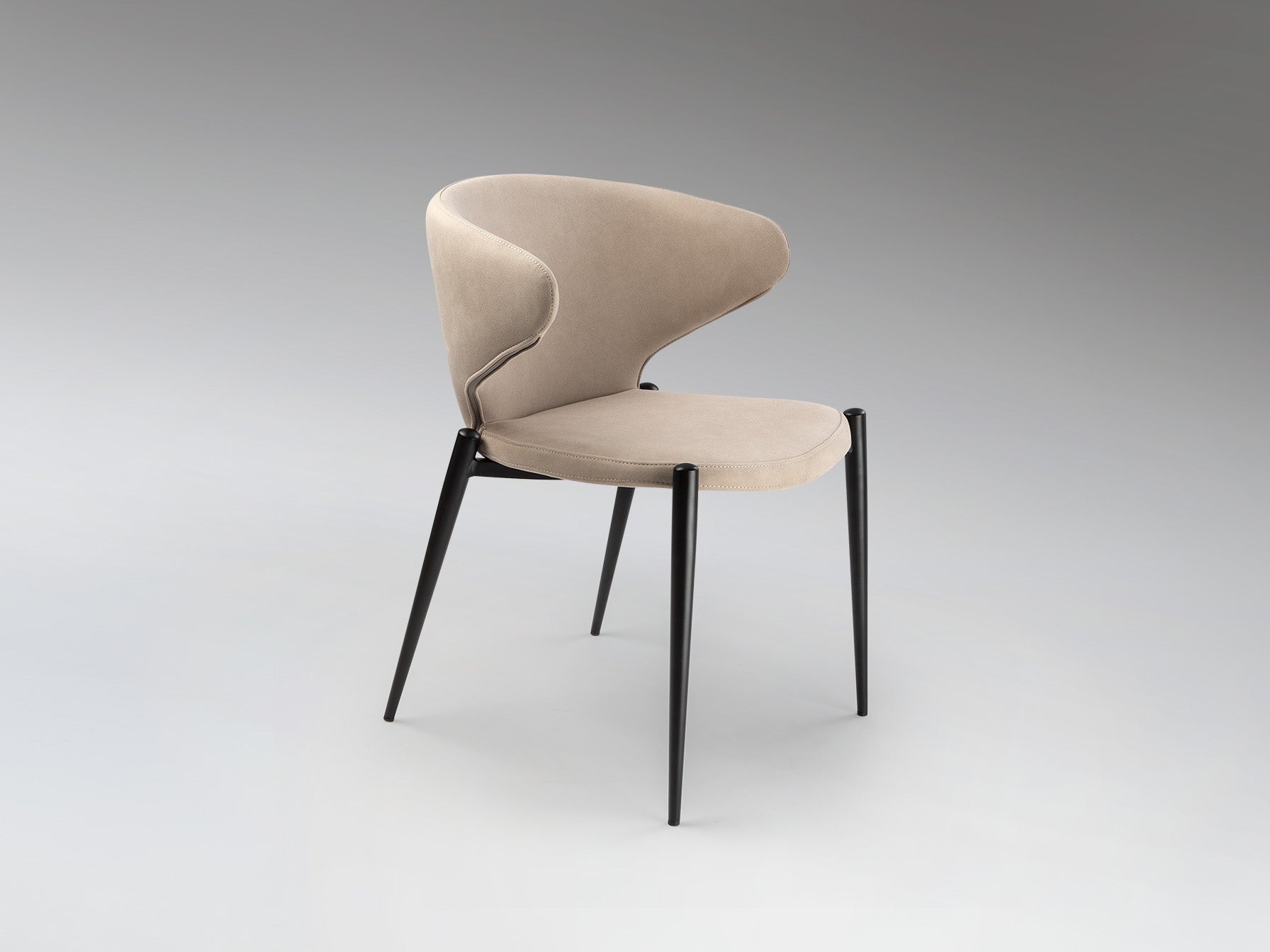 Silla Alize Negro y Beis Schuller en comedor moderno con diseño industrial, tapizada en textil beis y detalles negros. (Colección Alize, modelo 408608)