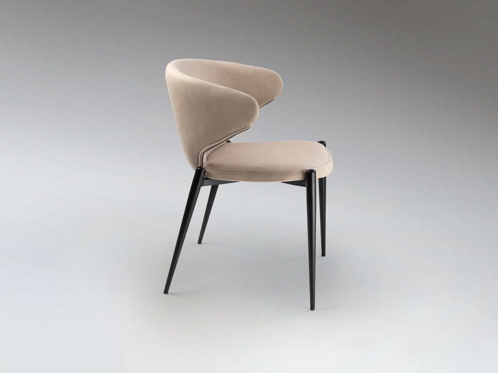 Silla Alize negro y beis de estilo moderno e industrial, ideal para comedor o salón. Diseño de Schuller con estructura en negro y asiento textil en color beis.