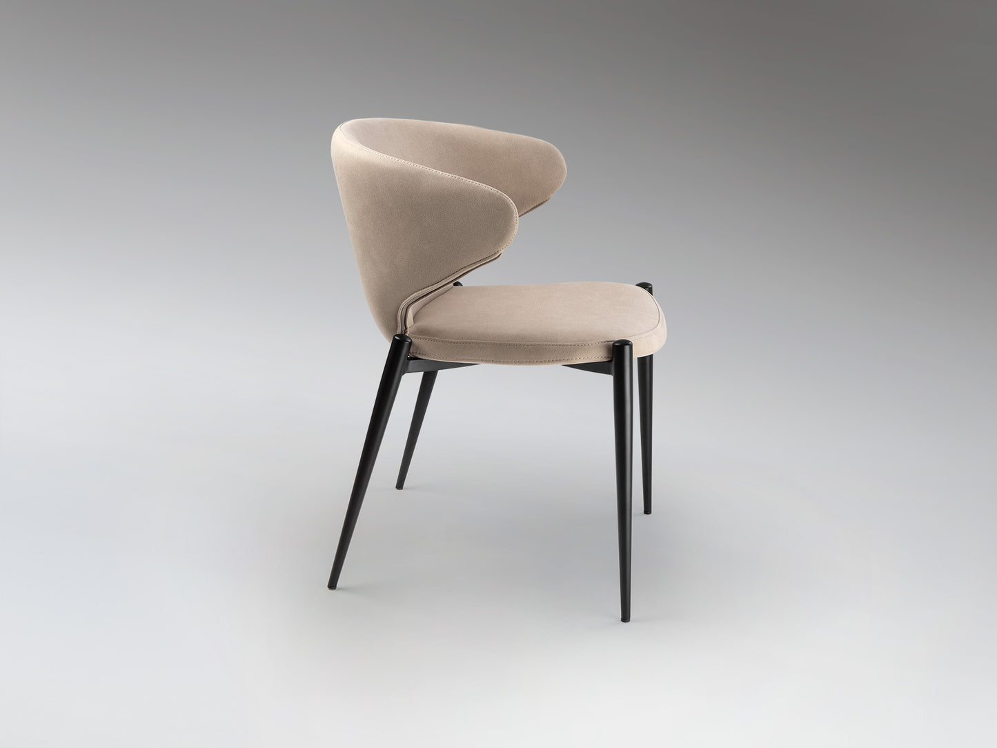 Silla Alize negro y beis de estilo moderno e industrial, ideal para comedor o salón. Diseño de Schuller con estructura en negro y asiento textil en color beis.