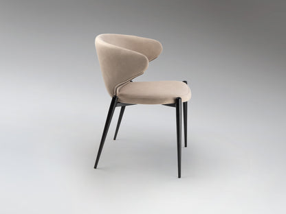 Silla Alize negro y beis de estilo moderno e industrial, ideal para comedor o salón. Diseño de Schuller con estructura en negro y asiento textil en color beis.