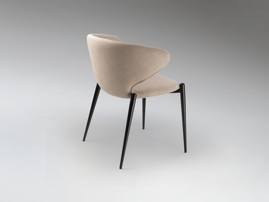 Silla Alize Negro y Beis Schuller: Diseño moderno e industrial para comedor y salón, tapizada en textil beis.